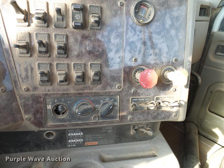 image for item DD8415 2005 International 9200i semi truck