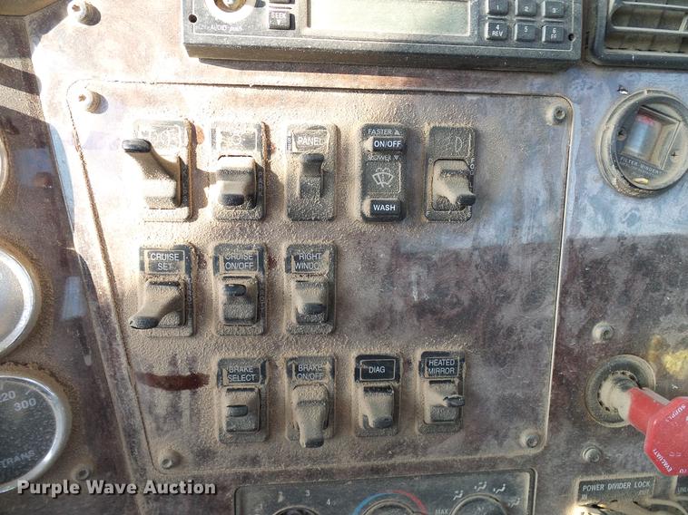 image for item DD8415 2005 International 9200i semi truck