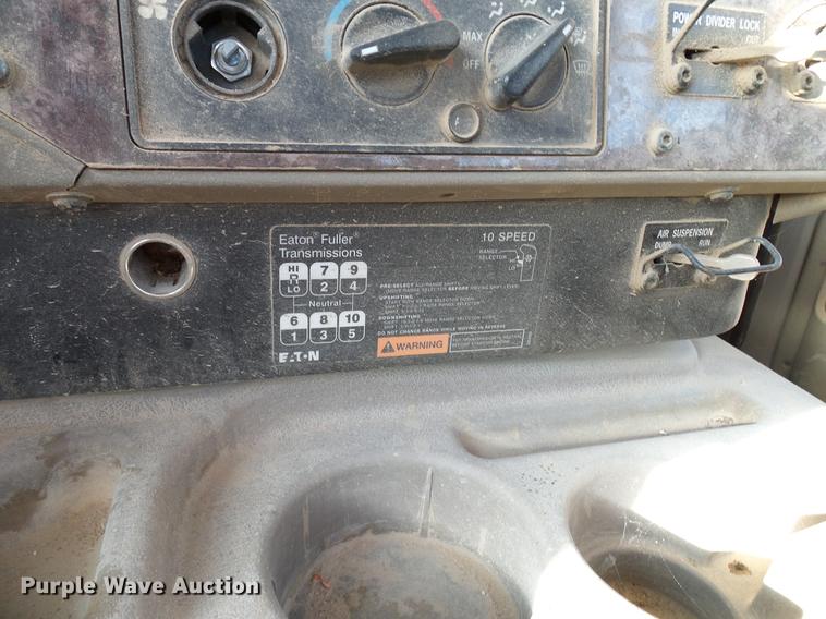 image for item DD8415 2005 International 9200i semi truck