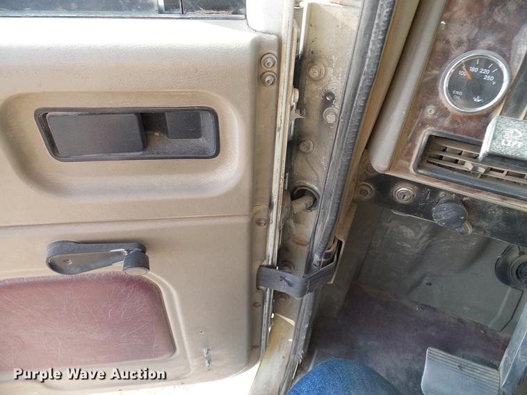 image for item DD8415 2005 International 9200i semi truck