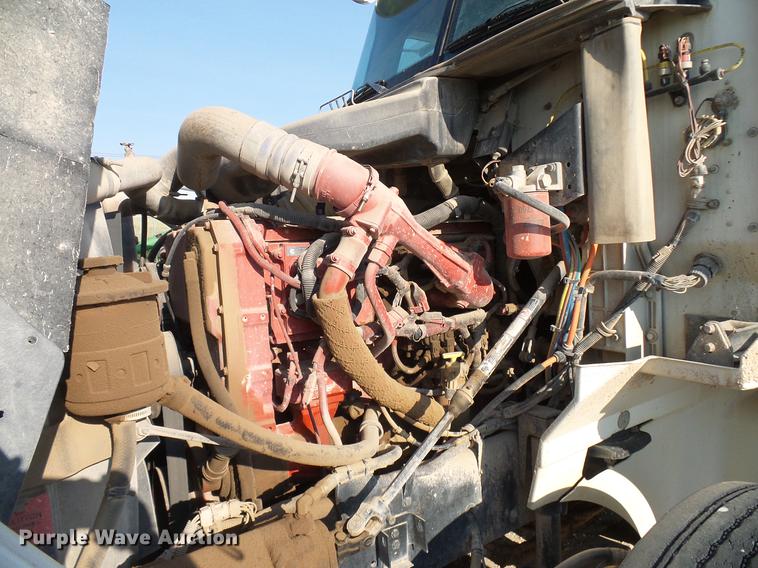 image for item DD8415 2005 International 9200i semi truck