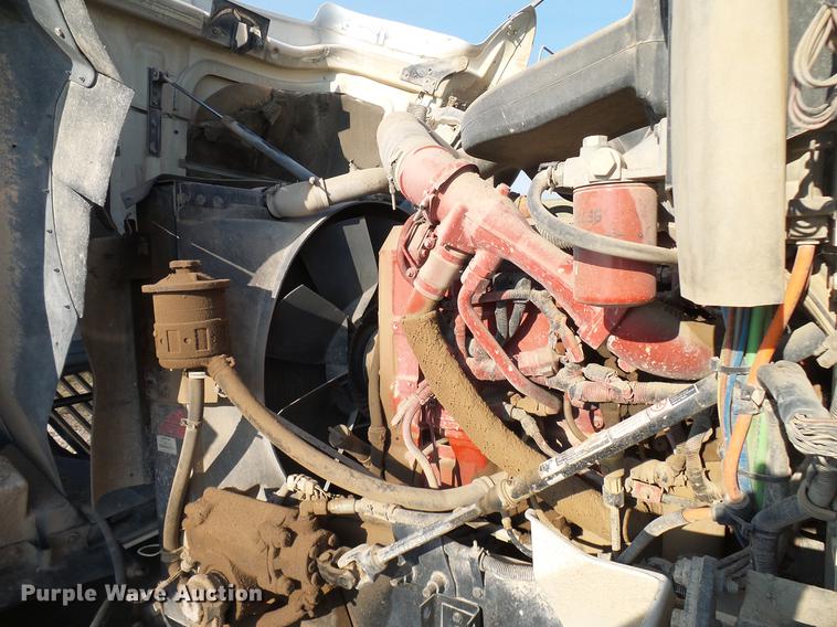 image for item DD8415 2005 International 9200i semi truck