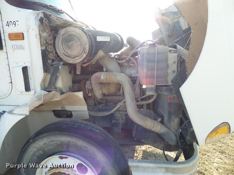 image for item DD8415 2005 International 9200i semi truck