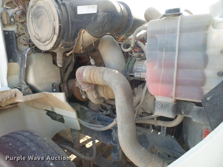 image for item DD8415 2005 International 9200i semi truck