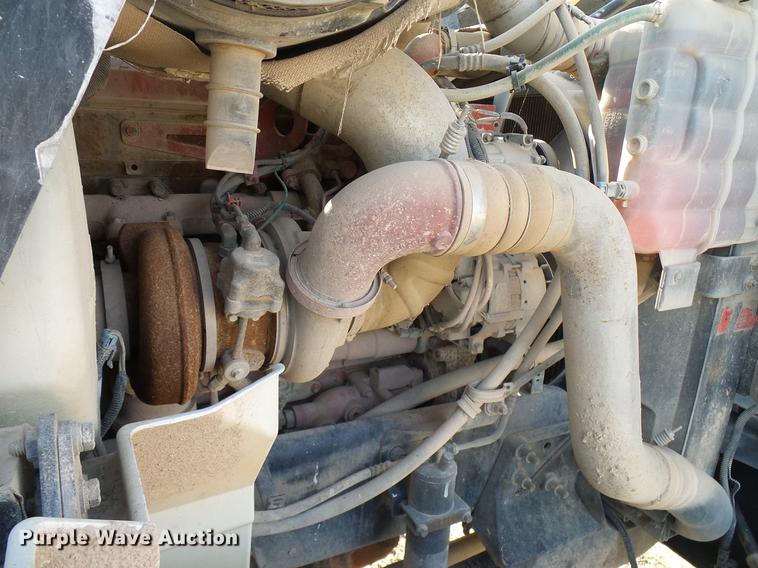 image for item DD8415 2005 International 9200i semi truck