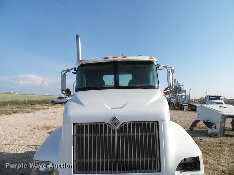 image for item DD8415 2005 International 9200i semi truck