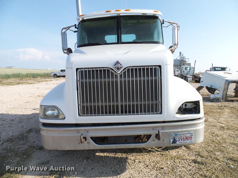 image for item DD8415 2005 International 9200i semi truck