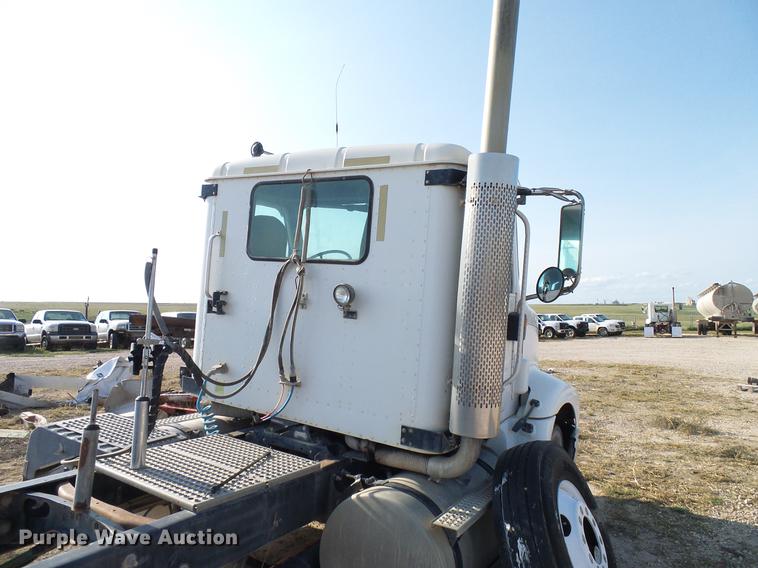 image for item DD8415 2005 International 9200i semi truck