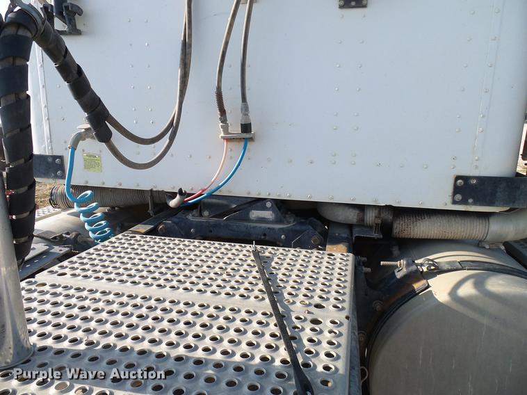 image for item DD8415 2005 International 9200i semi truck