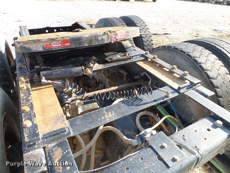 image for item DD8415 2005 International 9200i semi truck