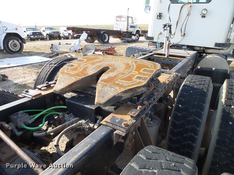 image for item DD8415 2005 International 9200i semi truck