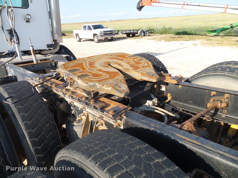 image for item DD8415 2005 International 9200i semi truck