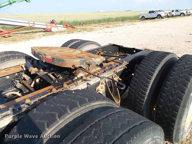 image for item DD8415 2005 International 9200i semi truck