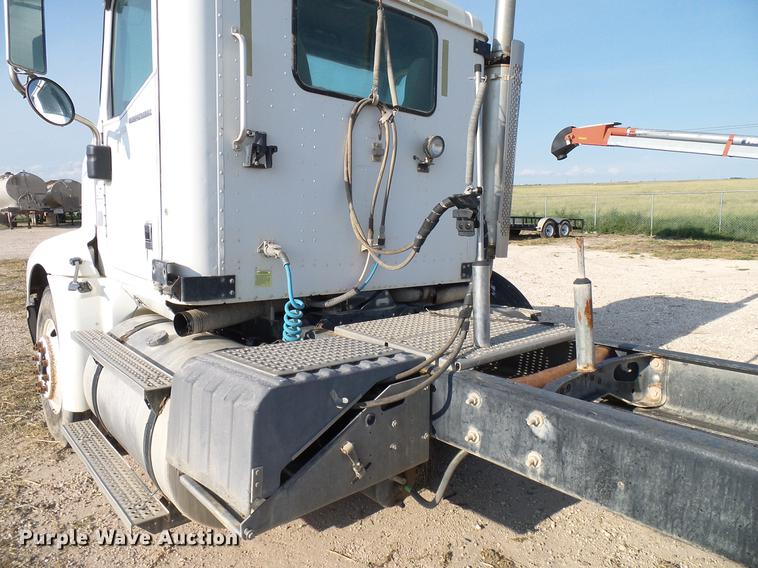 image for item DD8415 2005 International 9200i semi truck