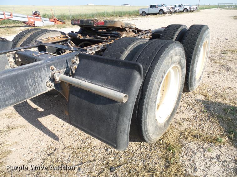 image for item DD8415 2005 International 9200i semi truck