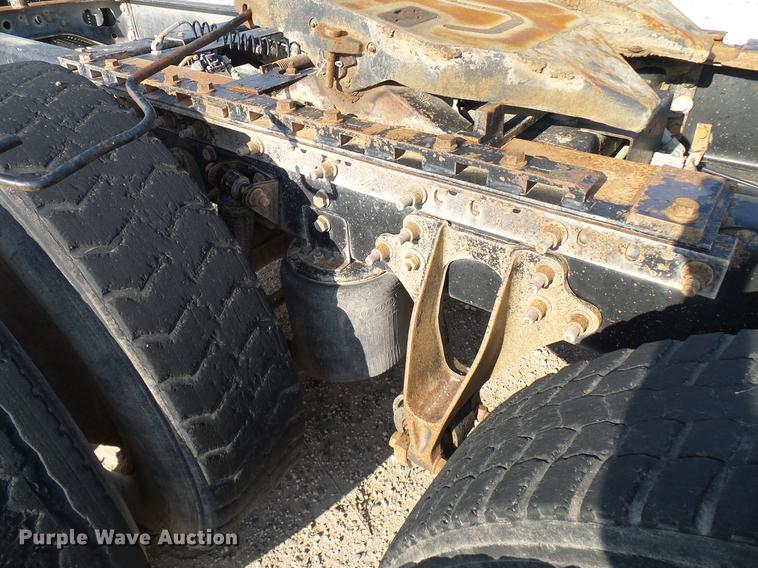 image for item DD8415 2005 International 9200i semi truck