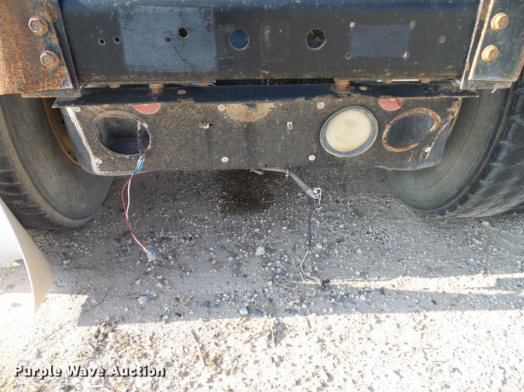 image for item DD8415 2005 International 9200i semi truck