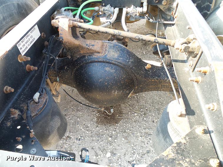 image for item DD8415 2005 International 9200i semi truck