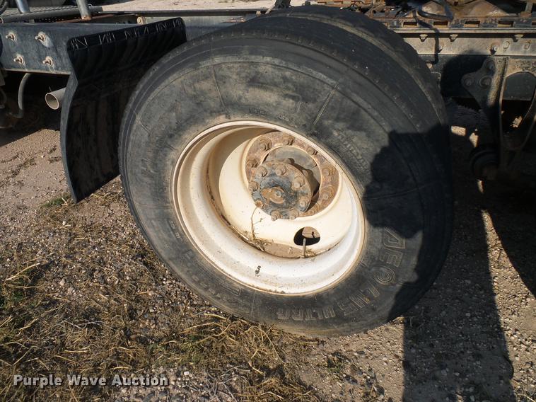 image for item DD8415 2005 International 9200i semi truck