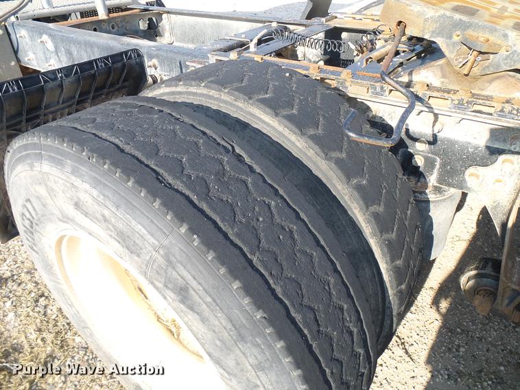 image for item DD8415 2005 International 9200i semi truck