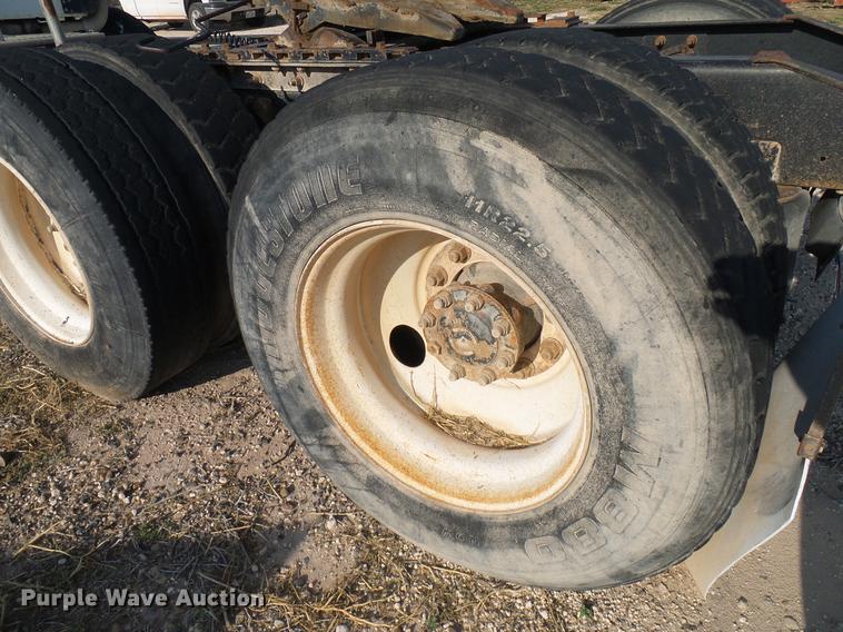 image for item DD8415 2005 International 9200i semi truck