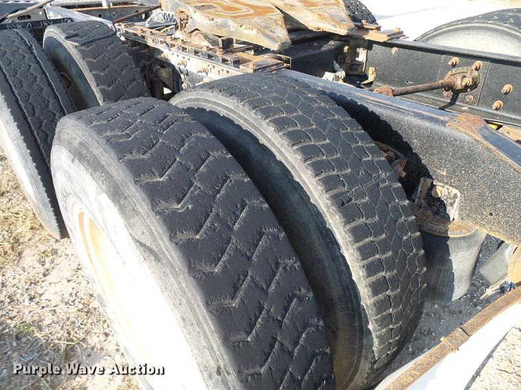 image for item DD8415 2005 International 9200i semi truck