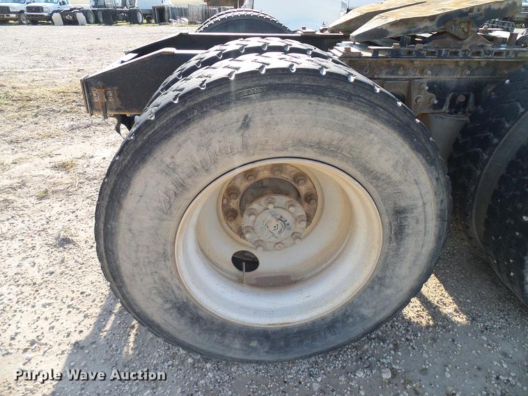 image for item DD8415 2005 International 9200i semi truck