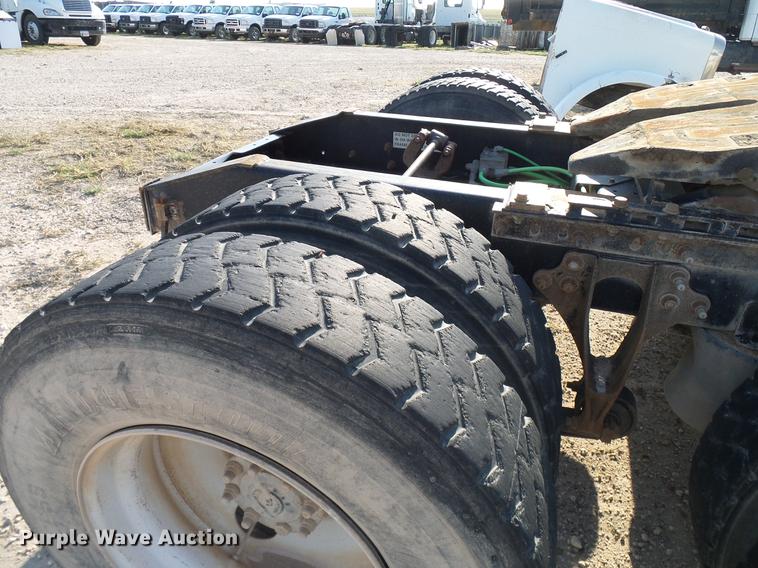 image for item DD8415 2005 International 9200i semi truck