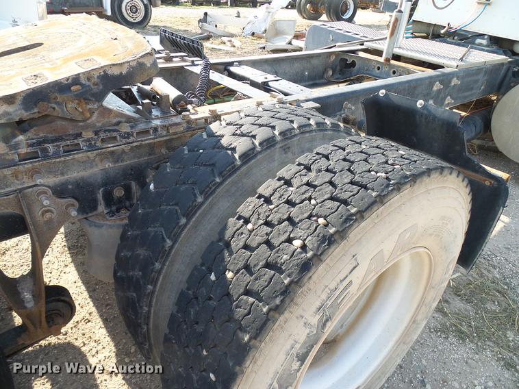 image for item DD8415 2005 International 9200i semi truck