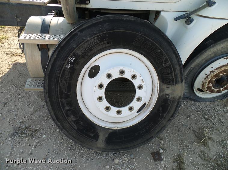 image for item DD8415 2005 International 9200i semi truck