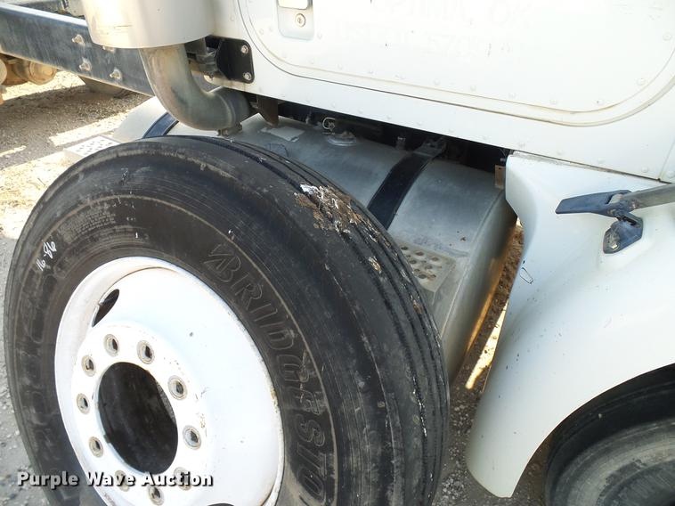 image for item DD8415 2005 International 9200i semi truck