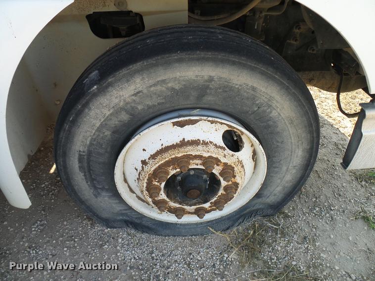 image for item DD8415 2005 International 9200i semi truck