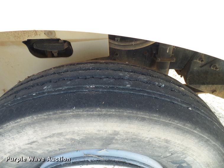 image for item DD8415 2005 International 9200i semi truck