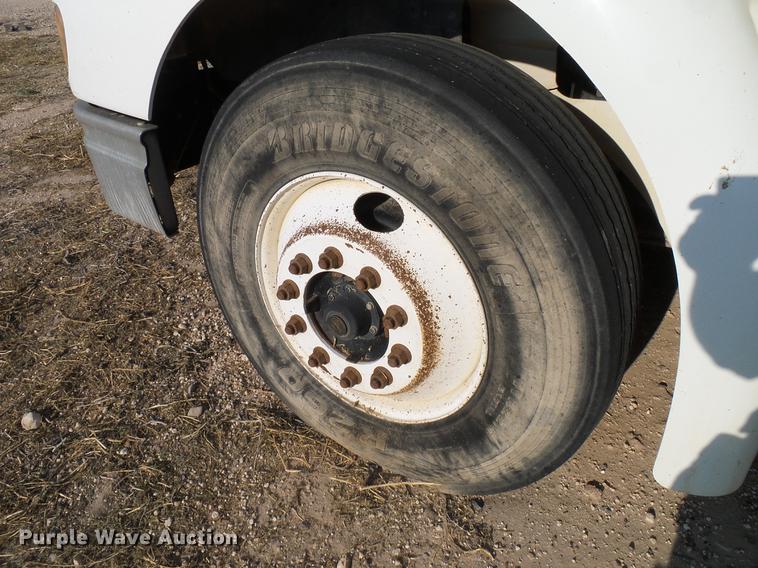 image for item DD8415 2005 International 9200i semi truck