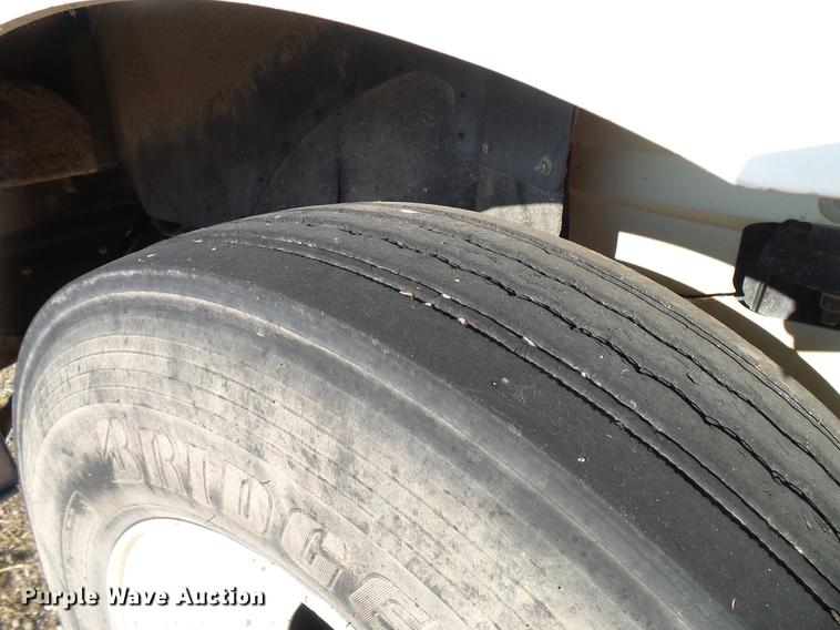 image for item DD8415 2005 International 9200i semi truck