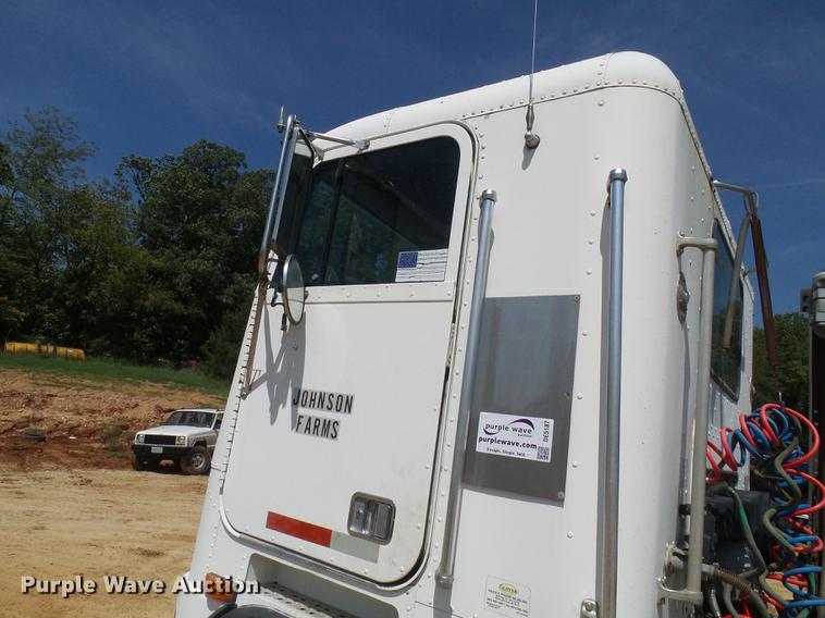 image for item DE5187 1994 Freightliner FLB semi truck