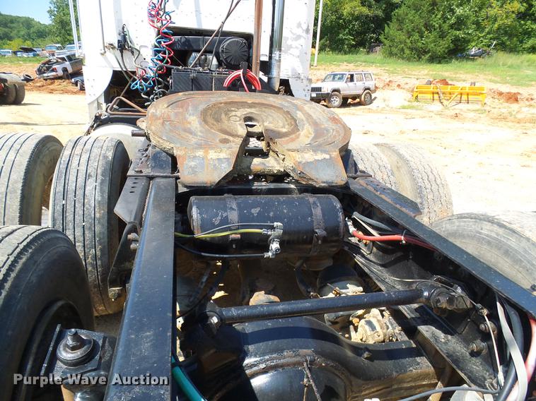 image for item DE5187 1994 Freightliner FLB semi truck