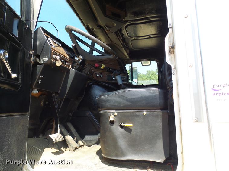 image for item DE5187 1994 Freightliner FLB semi truck