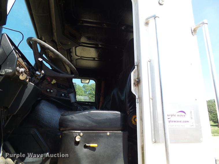 image for item DE5187 1994 Freightliner FLB semi truck