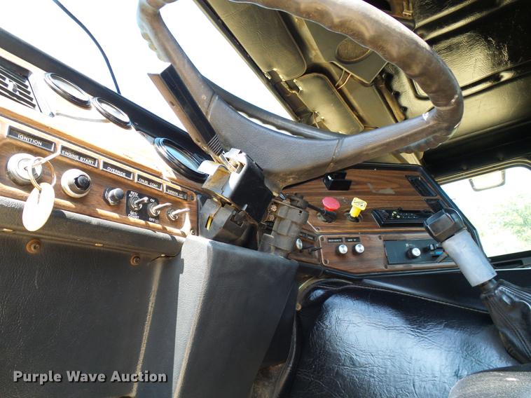 image for item DE5187 1994 Freightliner FLB semi truck