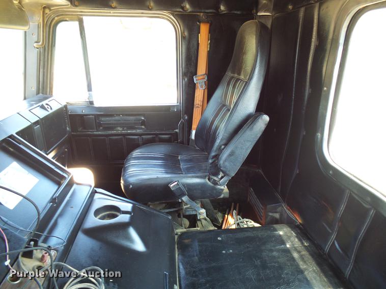 image for item DE5187 1994 Freightliner FLB semi truck