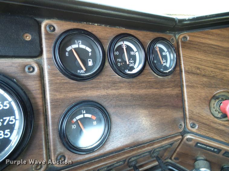 image for item DE5187 1994 Freightliner FLB semi truck