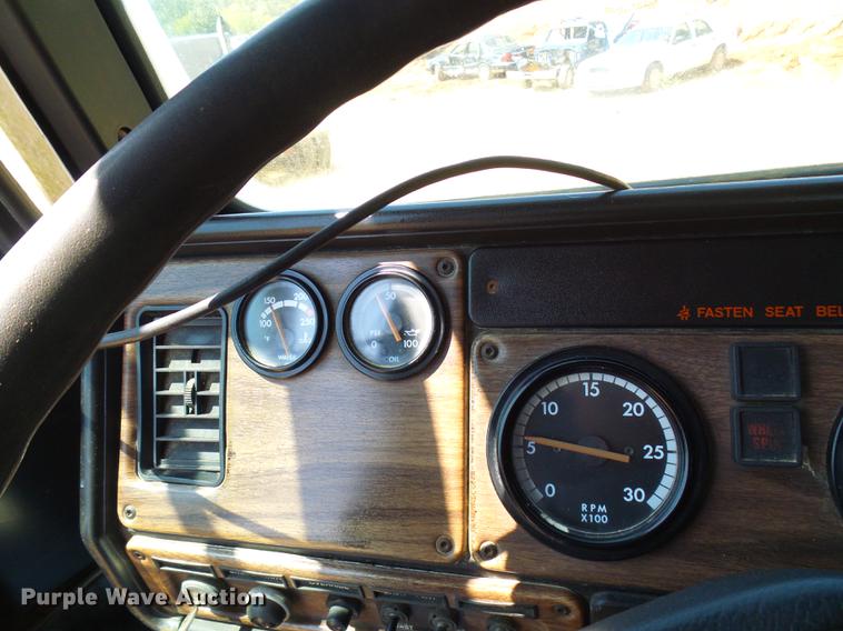 image for item DE5187 1994 Freightliner FLB semi truck