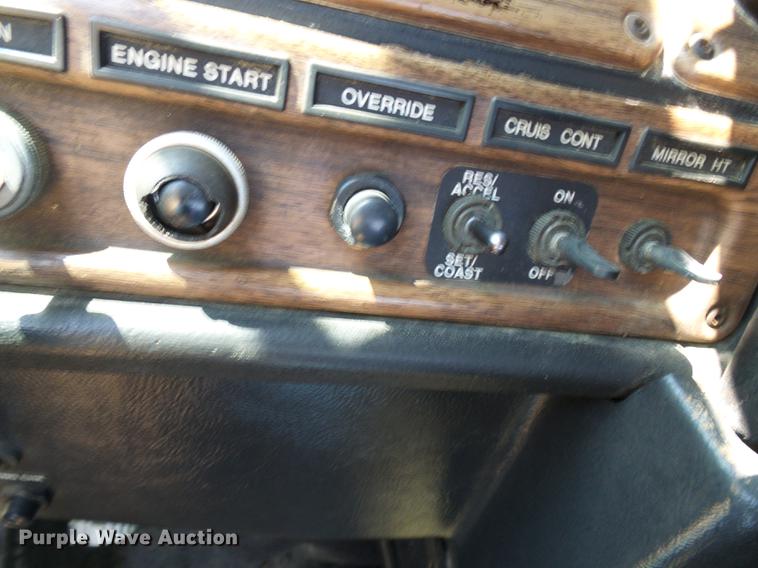 image for item DE5187 1994 Freightliner FLB semi truck