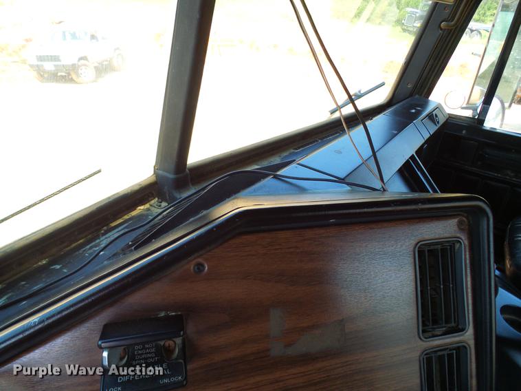 image for item DE5187 1994 Freightliner FLB semi truck