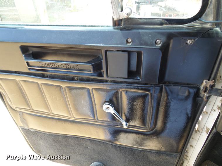 image for item DE5187 1994 Freightliner FLB semi truck