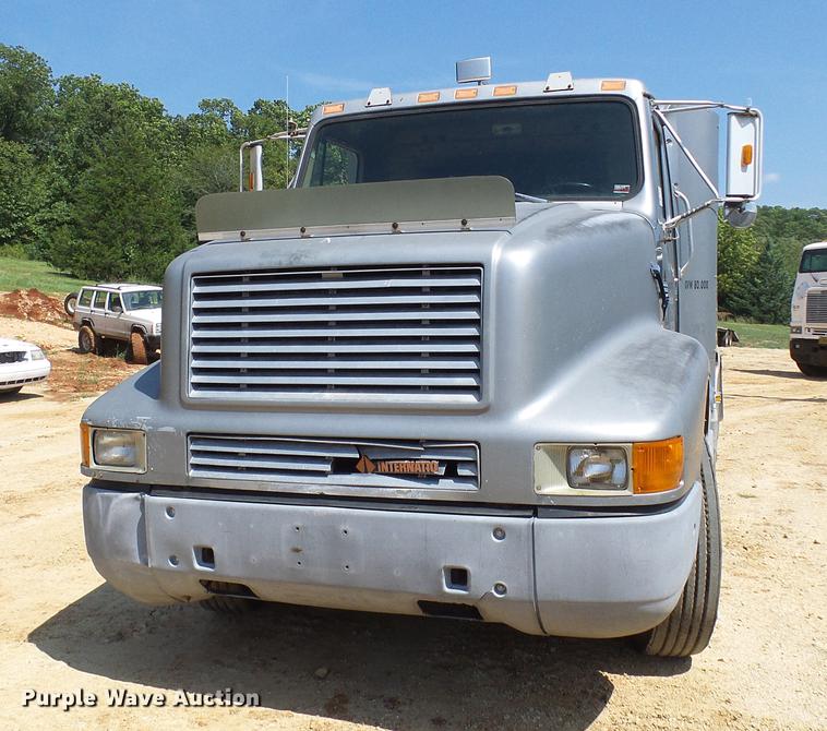 image for item DE5188 1988 International 8300 semi truck
