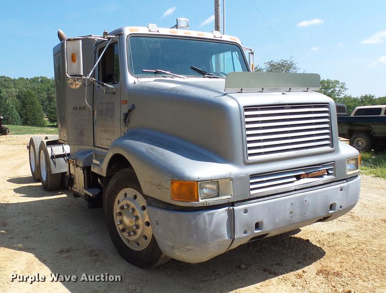 image for item DE5188 1988 International 8300 semi truck