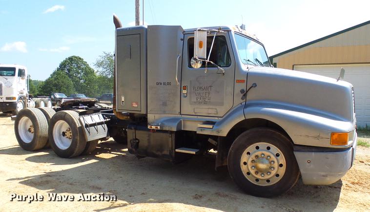 image for item DE5188 1988 International 8300 semi truck