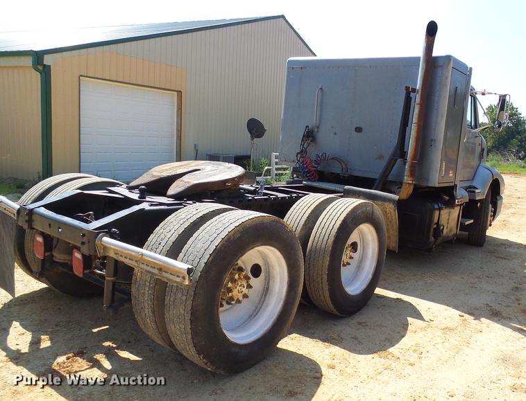 image for item DE5188 1988 International 8300 semi truck